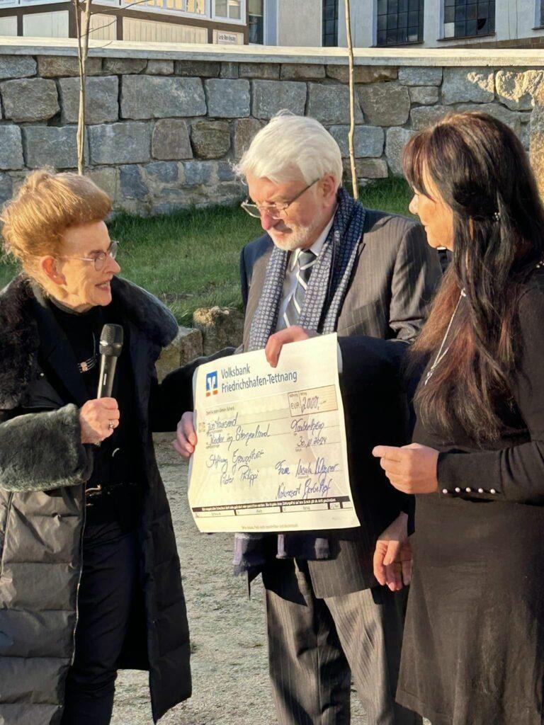 Viktor Philippi accepts a check from Naturresort Gerbehof.