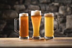 3 Biergläser auf dem Tresen