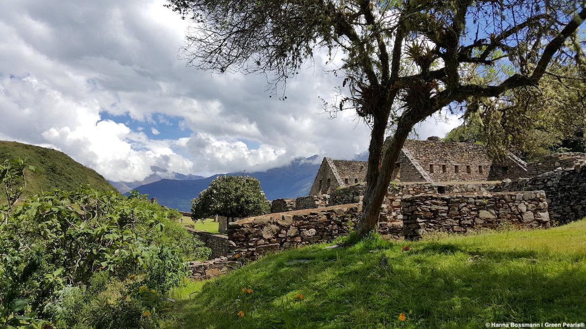 Hiking to the Inca ruins of Choqueqirao