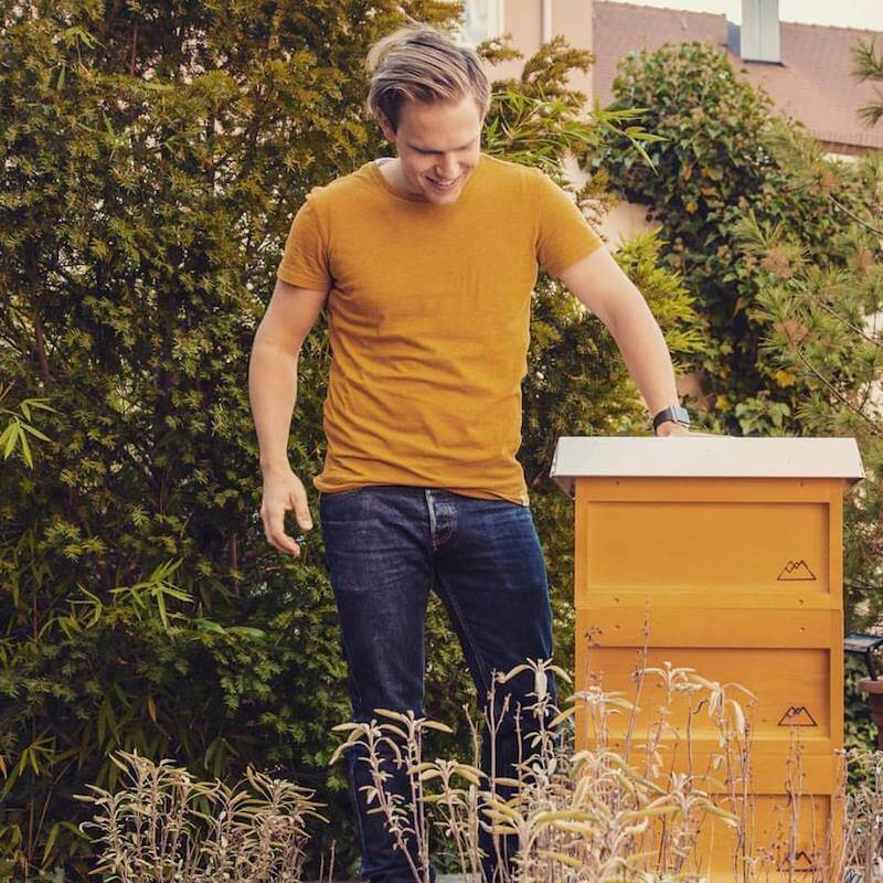 Ben Förtsch checks the beehive. © Creativhotel Luise
