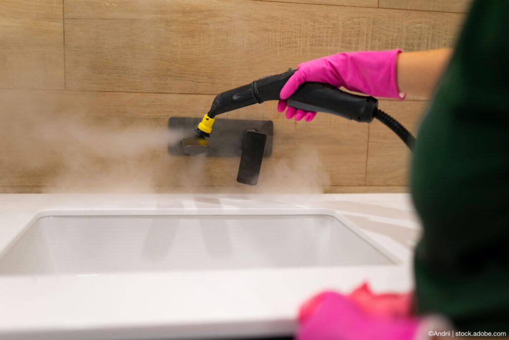 Steam vacuum cleaner for cleaning the hotel and bathroom | ©Andrii - Adobe Stock