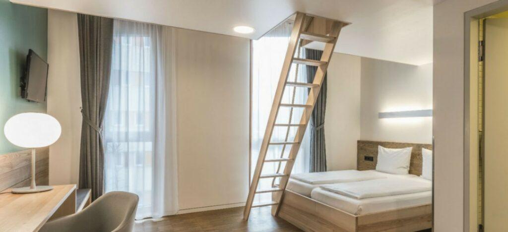 Familienzimmer mit Schlafkoje für die Kinder und Leiter im Hotel Vauban