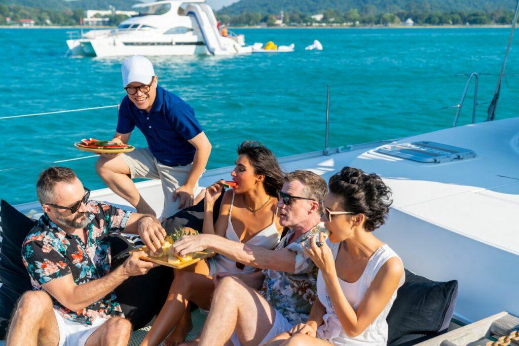 Zero-waste travel at sea: The group enjoys fresh fruit on deck. Sustainable travel by boat.