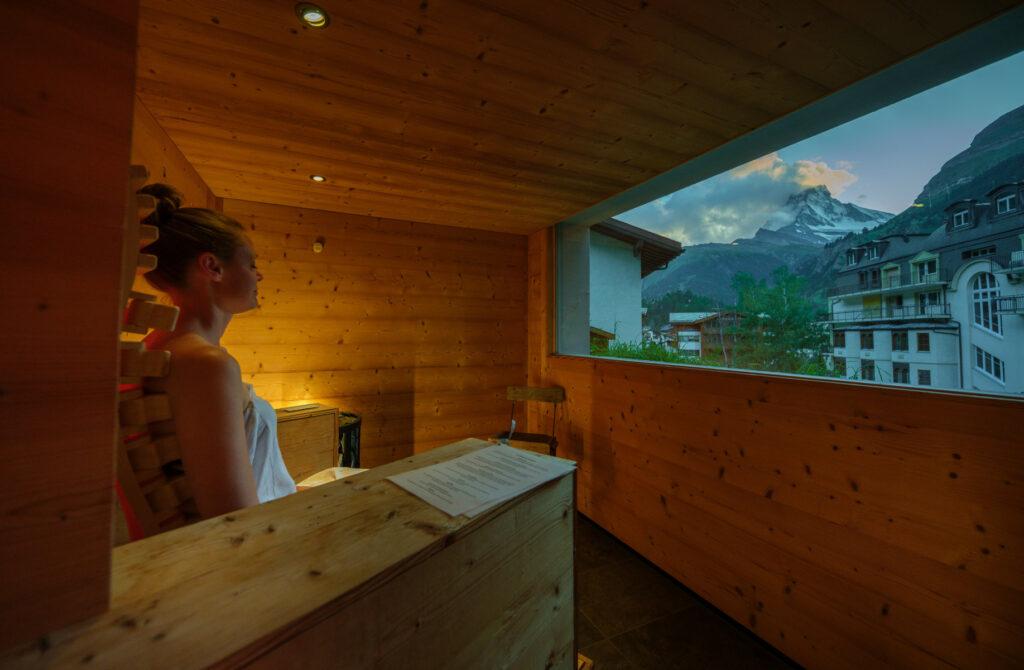 Frau in der Sauna blickt auf das Matterhorn