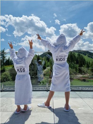 Children in YOUnique bathrobes at the sustainable Hotel Klosterbräu Tirol