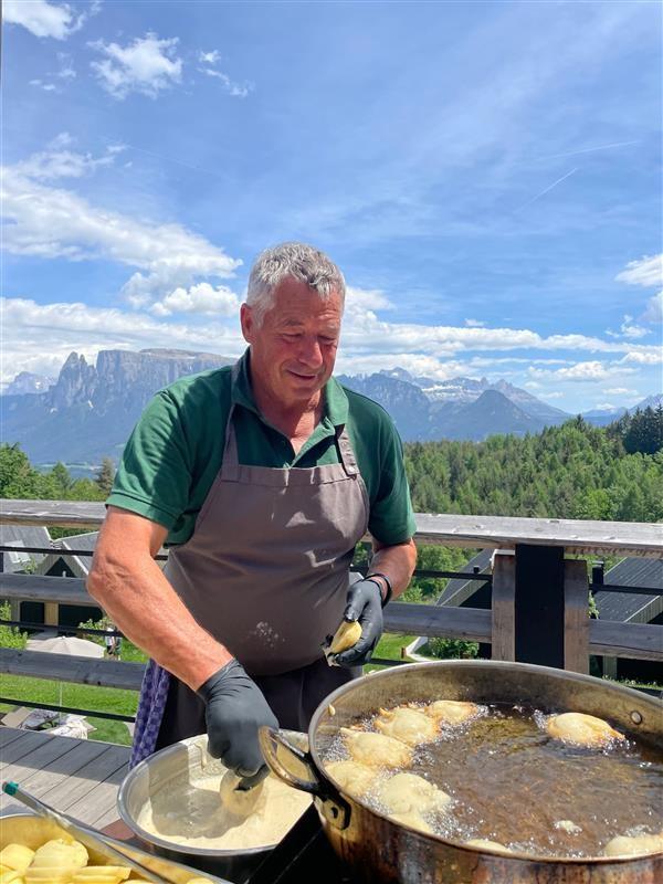 Adler Lodge Ritten, hiking guide Klaus Fink cooking outside in the mountain scenery