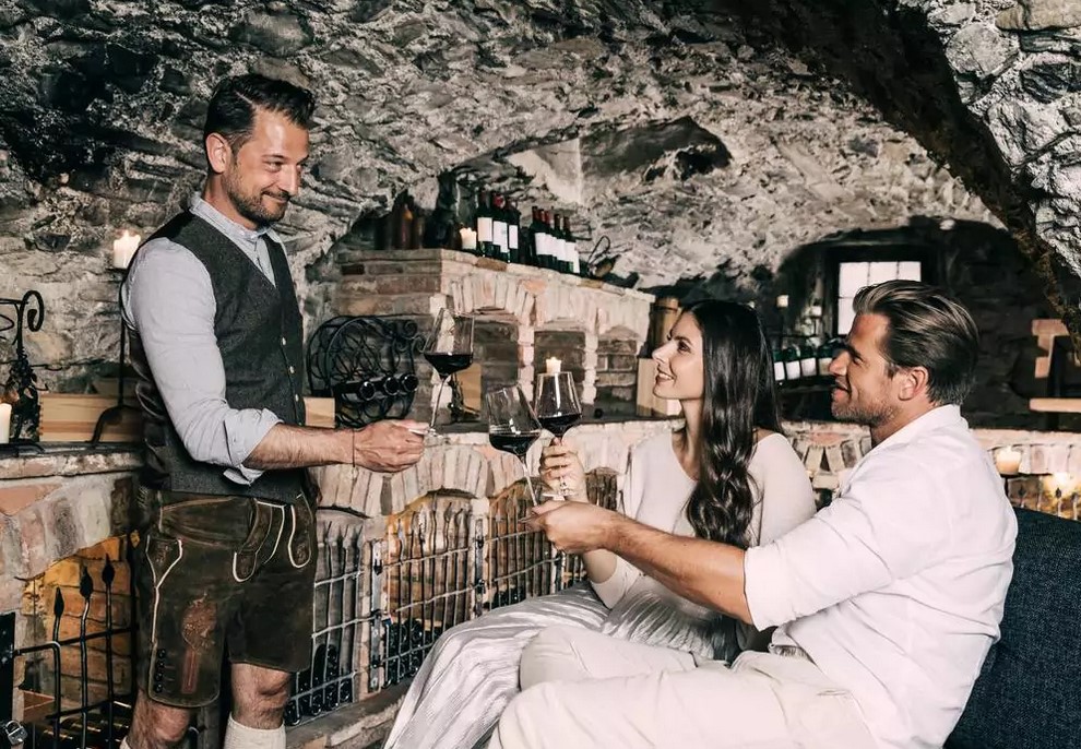 Host Alois Seyrling of Hotel Klosterbräu toasts the guests.