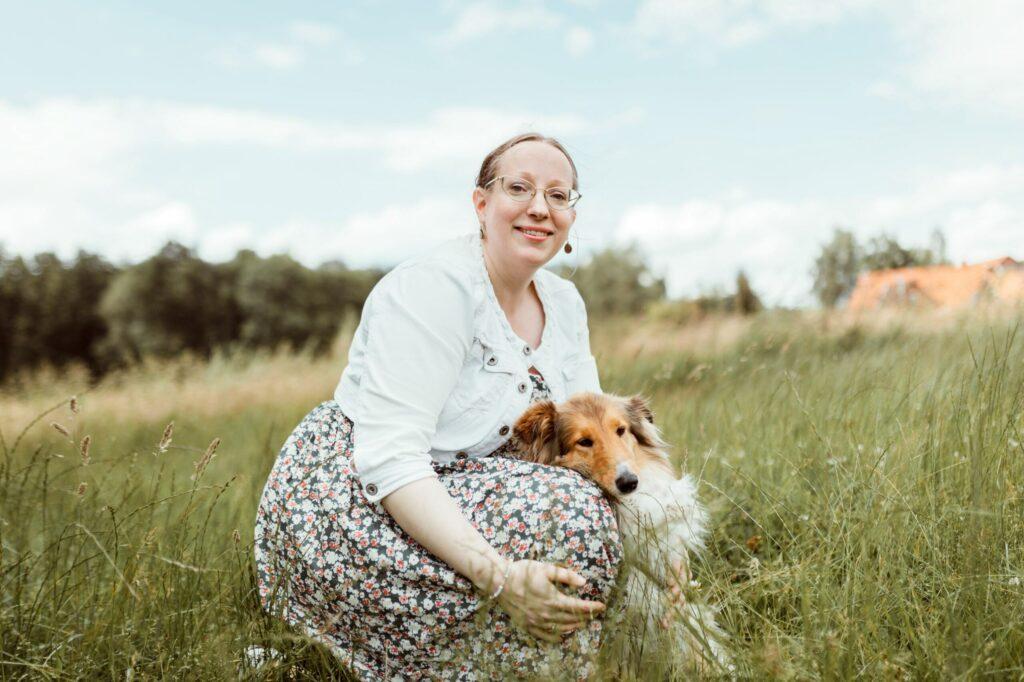 Hotel-Inhaberin Kristin Okelmann mit Hund in der Natur von Warpe