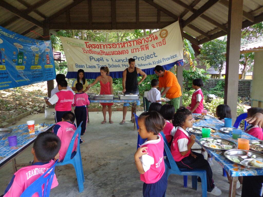 Das Bild zeigt die Kinder beim Mittagessen gekocht vom Zeavola in Thailand Soziale Nachhaltigkeit im Tourismus wird hier vorgelebt.