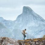 Mann wandert in den Bergen reisen allein mit Rucksack im Freien aktiven Urlaub in Norwegen gesunden Lebensstil Extremsportarten