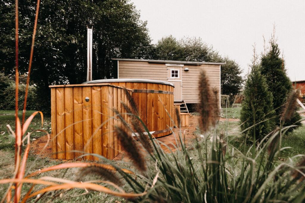 Sustainable sauna and outdoor whirlpool at Eco-Hotel Okelmanns in Warpe