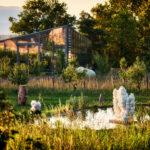 Nicht nur zum Museumstag 2023 ein Besuch wert: Der Kristallgarten im Naturgut Guntrams mit Blick auf die Orangerie