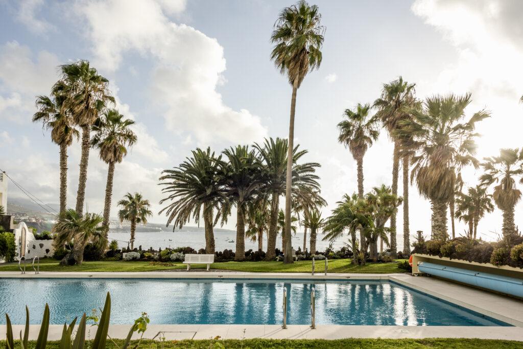 Archive photo of the OCEANO Tenerife hotel pool - sustainable renovation and preservation of the palm trees