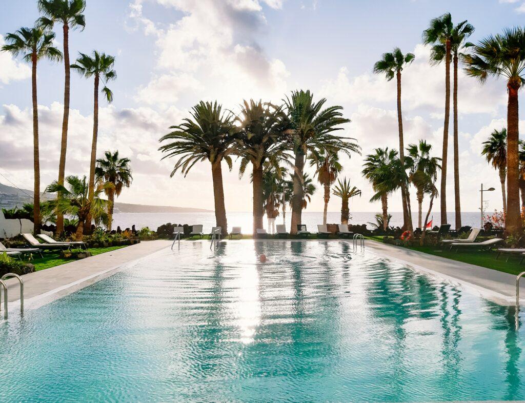 Pool in front of the OCEANO Health Spa Hotel after the sustainable renovation - the view is now directed towards the Atlantic while swimming