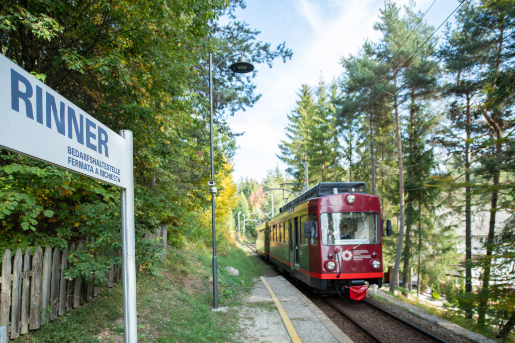 Sustainable travel to South Tyrol - the APIPURA hotel rinner is directly accessible by train.