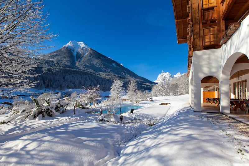 Outdoor pool, heated all year © Berghotel Rehlegg