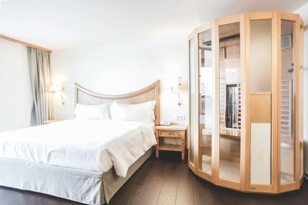 Room with bed and private infrared sauna at the Paradiso Pure.Living Vegan Hotel on the Seiser Alm