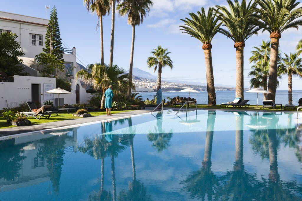 Pool in sustainable hotel in Canary Islands: OCÉANO Health Spa Hotel