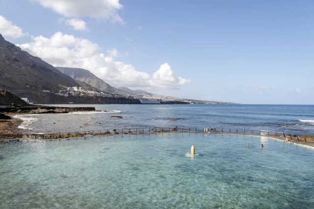 Meerwasserpool vor dem Océano Hotel Health Spa
