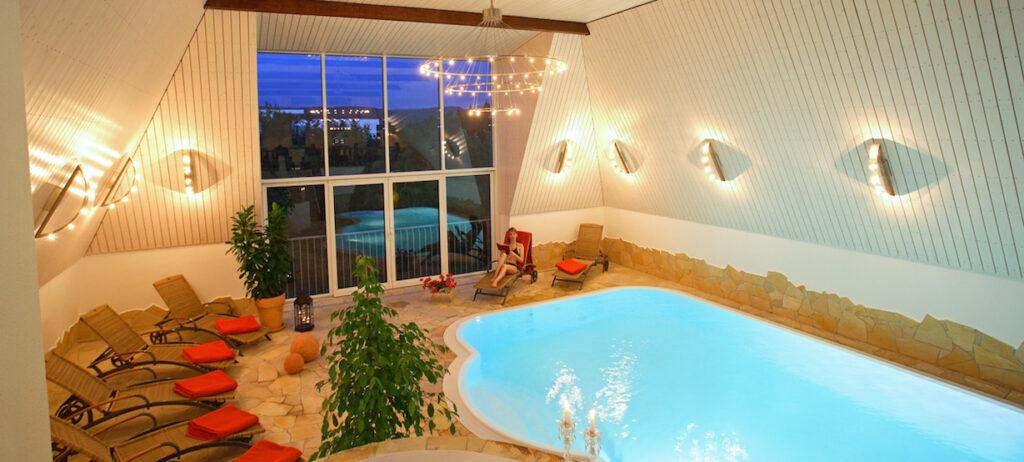 Der Pool behält seine Wärme durch moderne Abdeckung.
