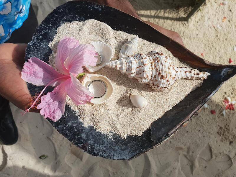 Wedding rings carried in shells © Cerf Island Resort