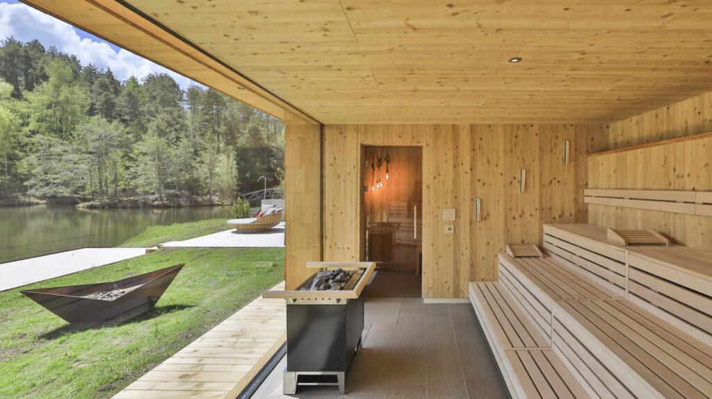Sustainable day spa in the Hotel Weihrerhof. Boathouse sauna overlooking the Wolfsgruben Lake