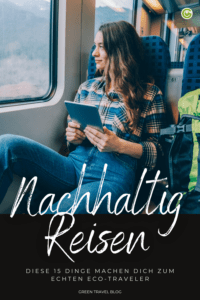 Junge Frau im Zug, die aus dem Fenster schaut und ein Tablet in der Hand hält. Sie wirkt zufrieden. Auf dem Bildschirm erscheint der Text „Nachhaltiges Reisen“ mit umweltfreundlichen Tipps.