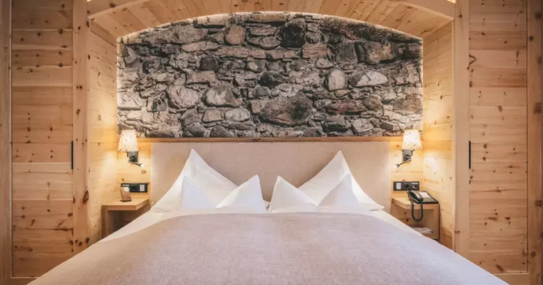 Series: Sustainable products from eco-hotels, Part 4: Hay flower lamps