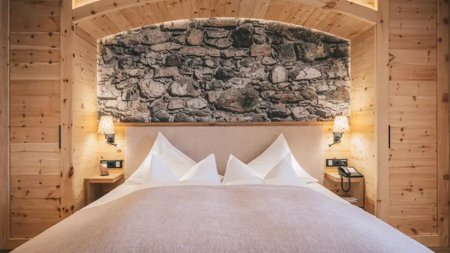 Series: Sustainable products from eco-hotels, Part 4: Hay flower lamps